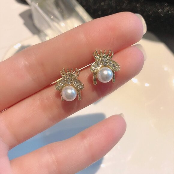 Cute Bee Shape Pearl Earring - Picture 2 of 3